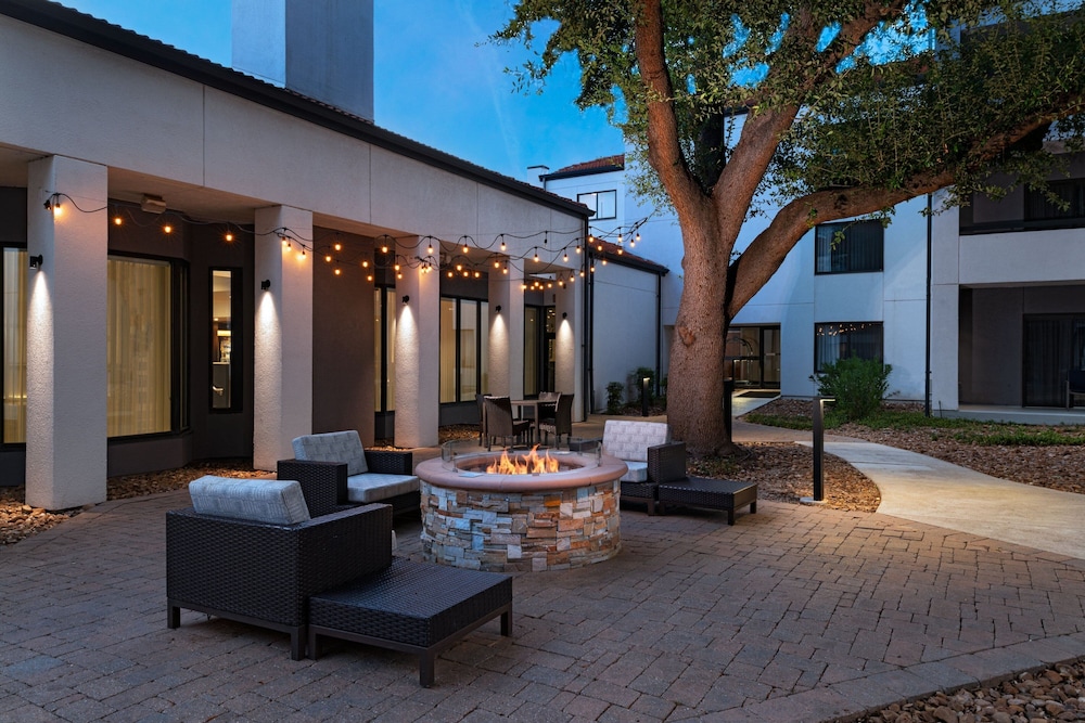 Deluxe Room, 2 Queen Beds, Courtyard View - Photo 5