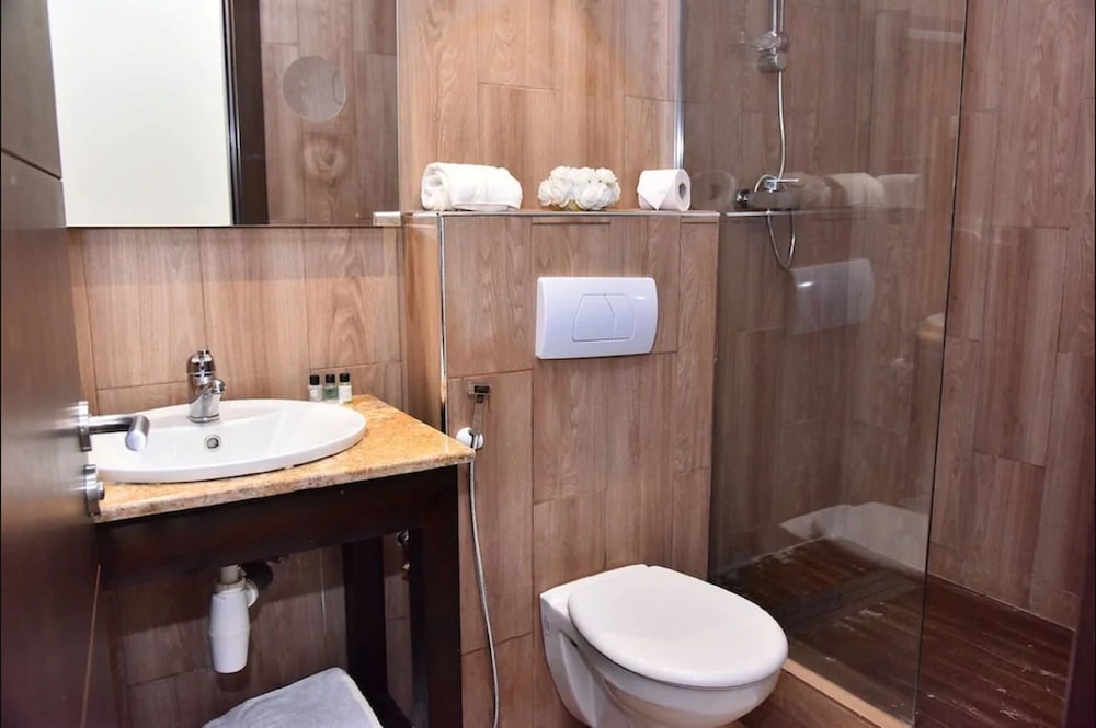 Double Room, Non Smoking - Photo 6