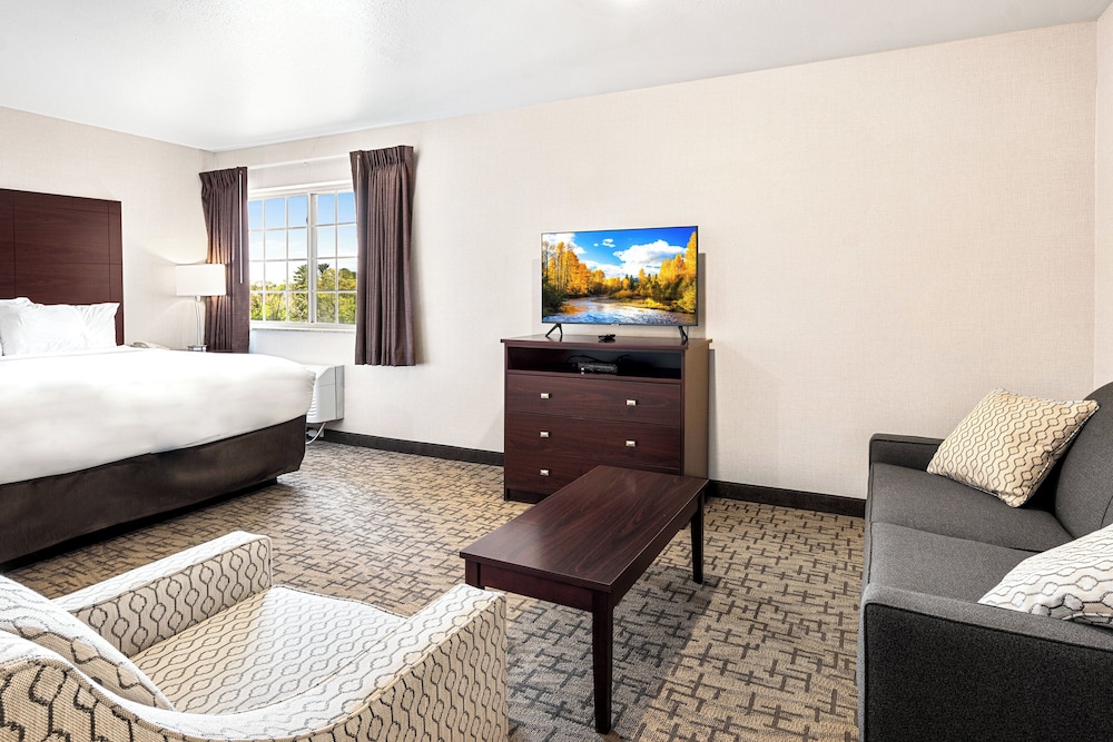 Suite, 1 King Bed with Sofa Sleeper, Whirlpool Tub, Non Smoking photo 3