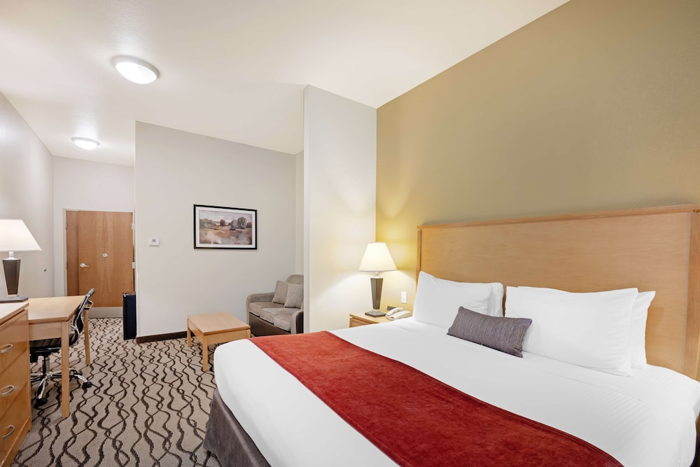 Suite, 1 King Bed, Accessible, Non Smoking photo 2