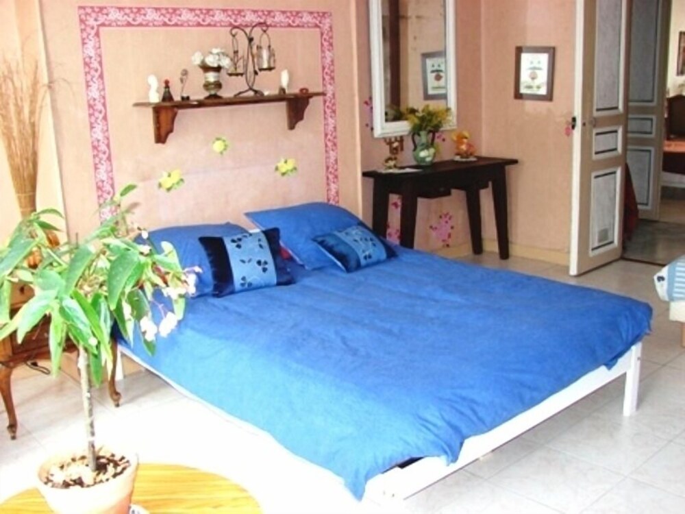 Classic Triple Room, Shared Bathroom, City View (LA CHAMBRE ROSE)