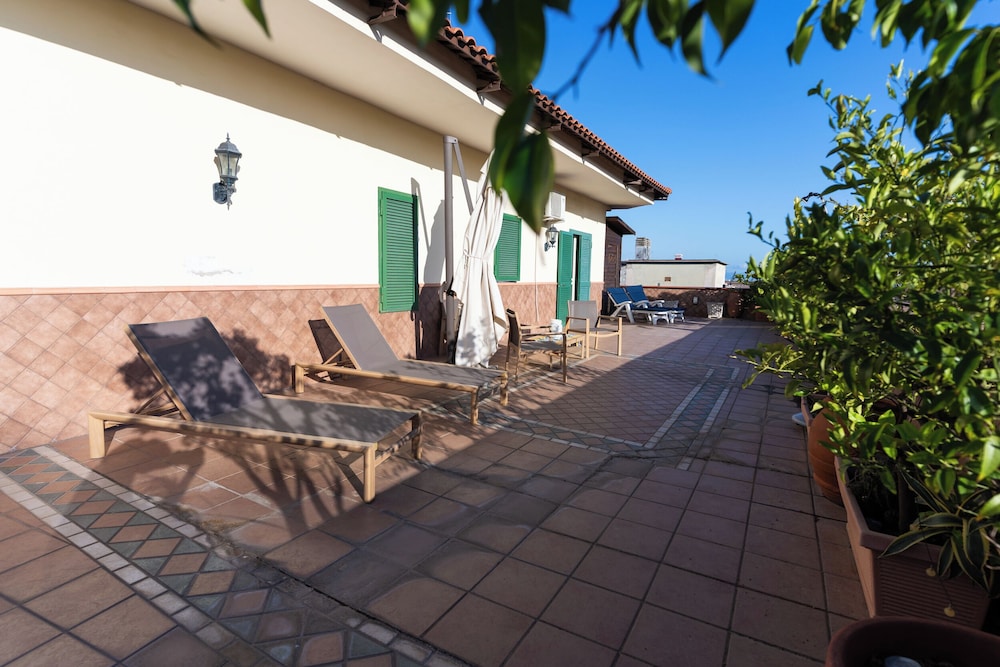 "IL CAMPANILE" DOUBLE ROOM ONEBED WITH SHARED BATHROOM