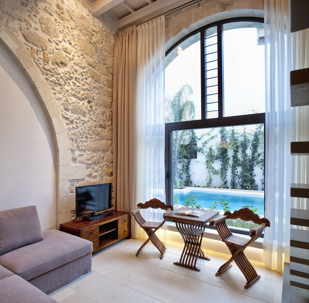 Suite, Pool View (Estate) thumbnail 5