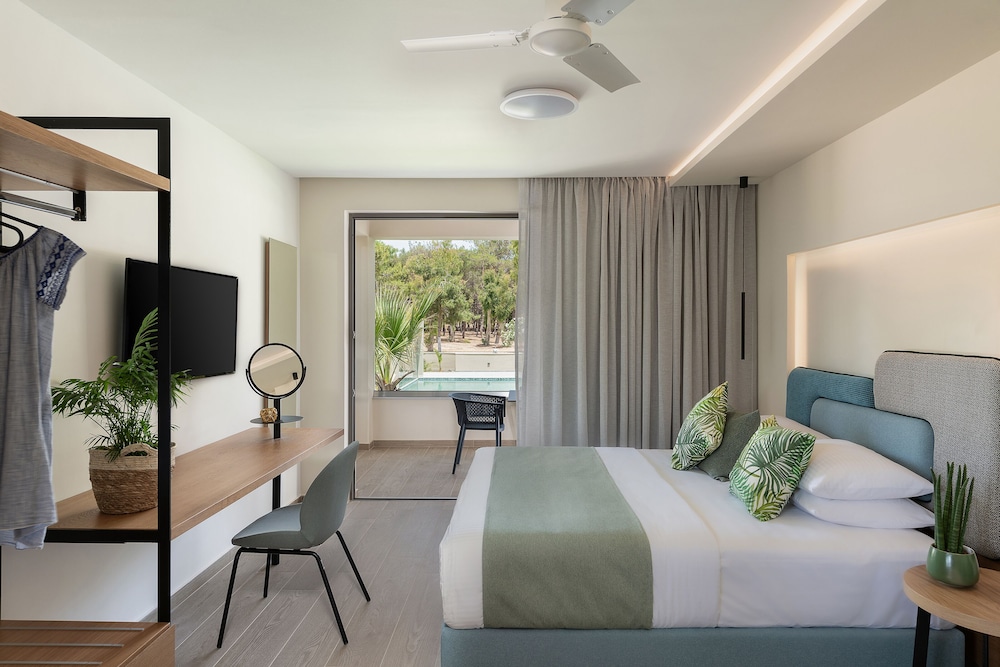 Junior Suite with Private Garden & Pool View photo 1