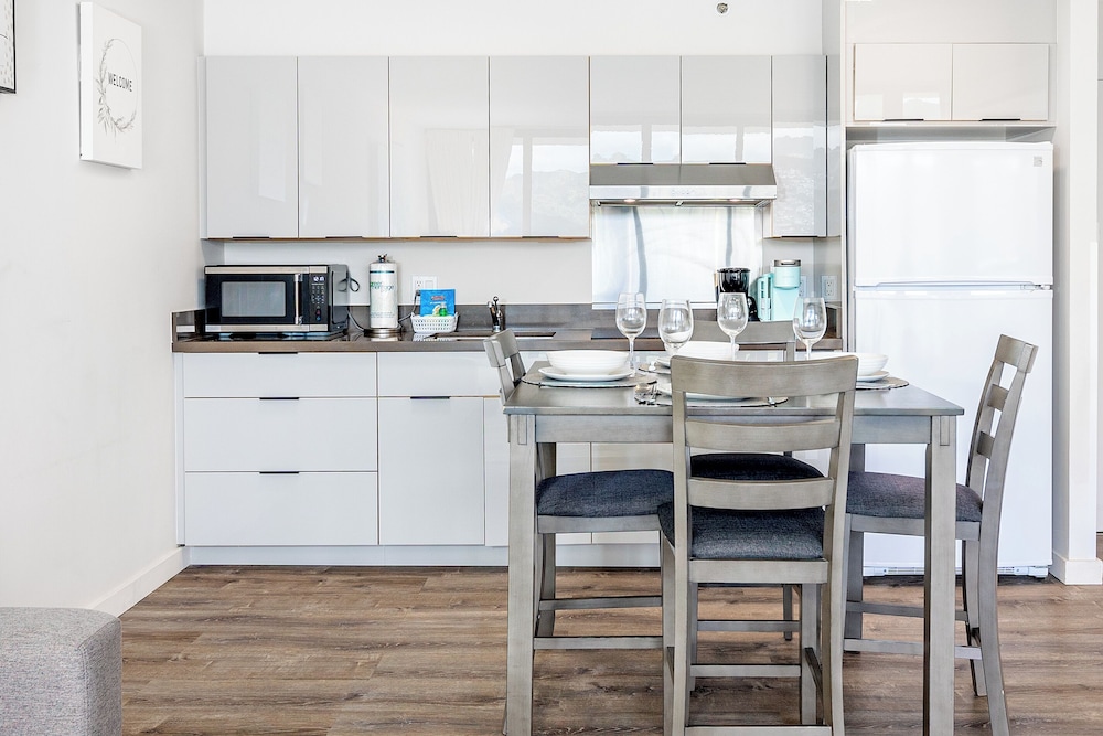 High Floor Mountain View Condo with 2 Beds and Parking: Condo, 1 Bedroom, Mountain View (0152) photo