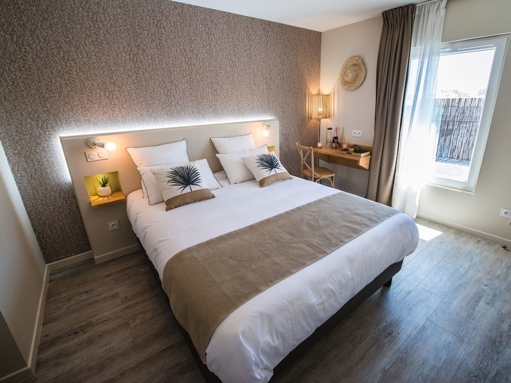 Deluxe Double Room, City View - Photo 2