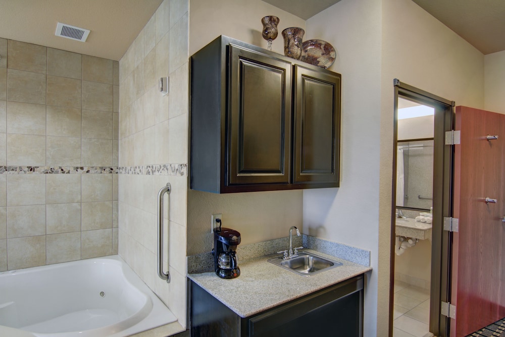 Suite, 1 King Bed - Photo 1