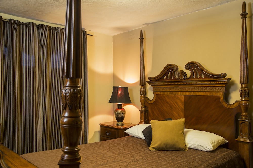 Superior Room, 1 King Bed photo 3
