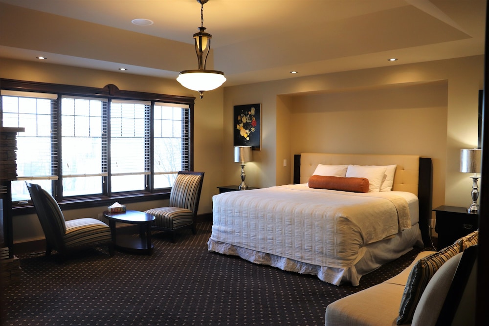 Luxury King Suite with Spa Bath, Multi-Jet Shower, and Fireplace photo 1