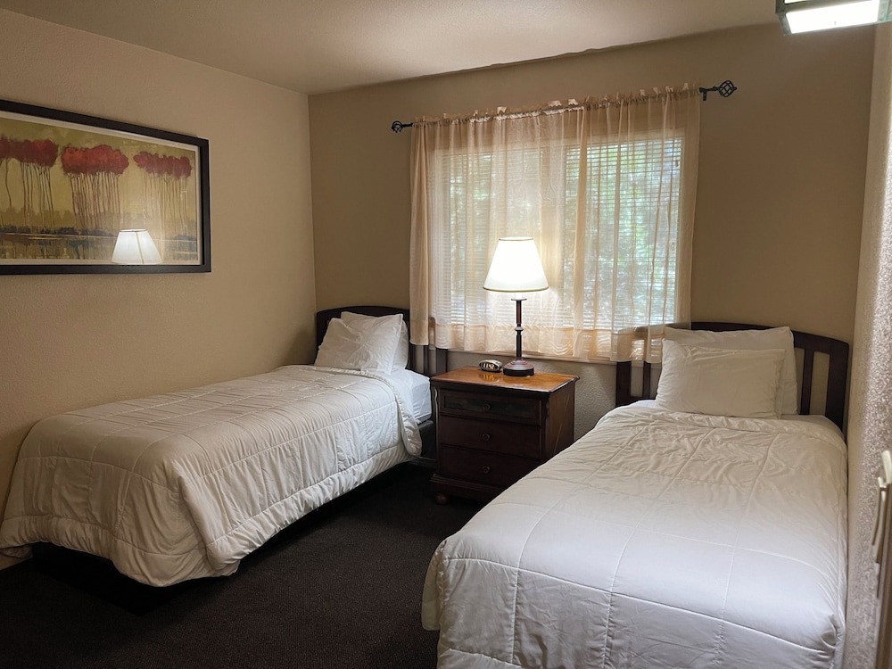Standard Room, Multiple Beds (Standard - 1 King, 2 Twins & Sleeper) photo 2