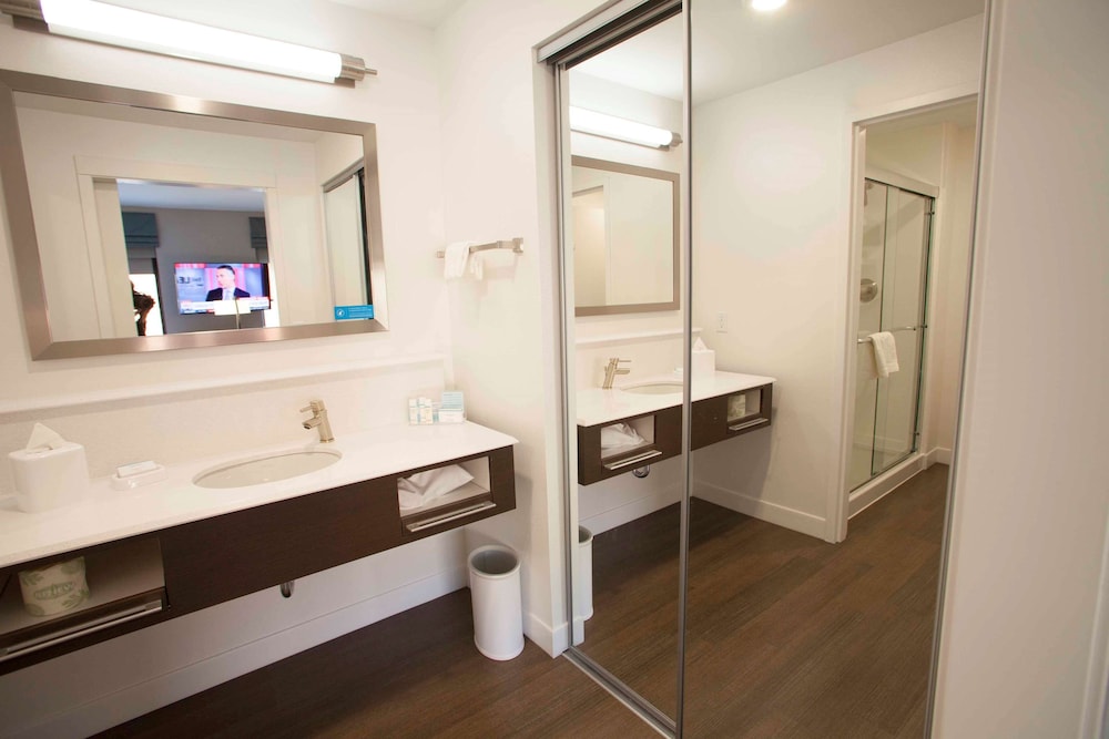 Room, 1 King Bed, Non Smoking, Refrigerator