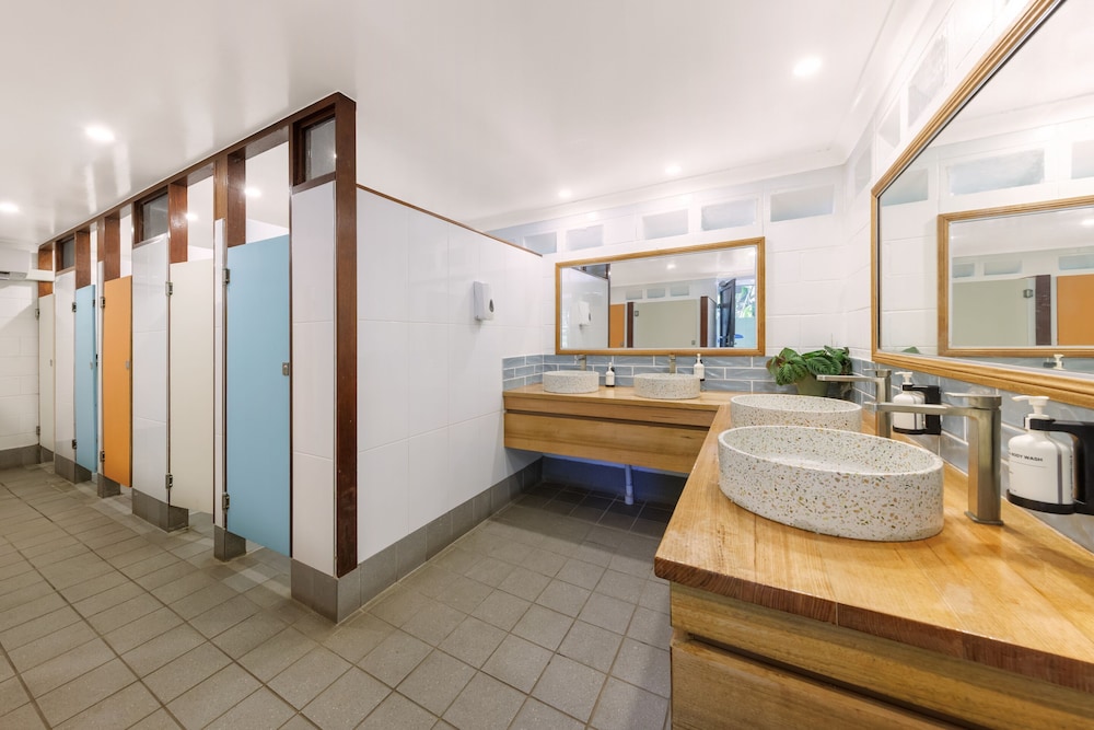 Compact Private Room, Shared Bathroom photo 2