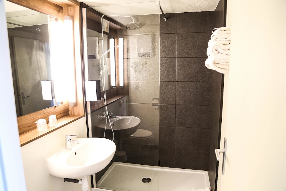 Standard Room, 2 Twin Beds - Photo 10