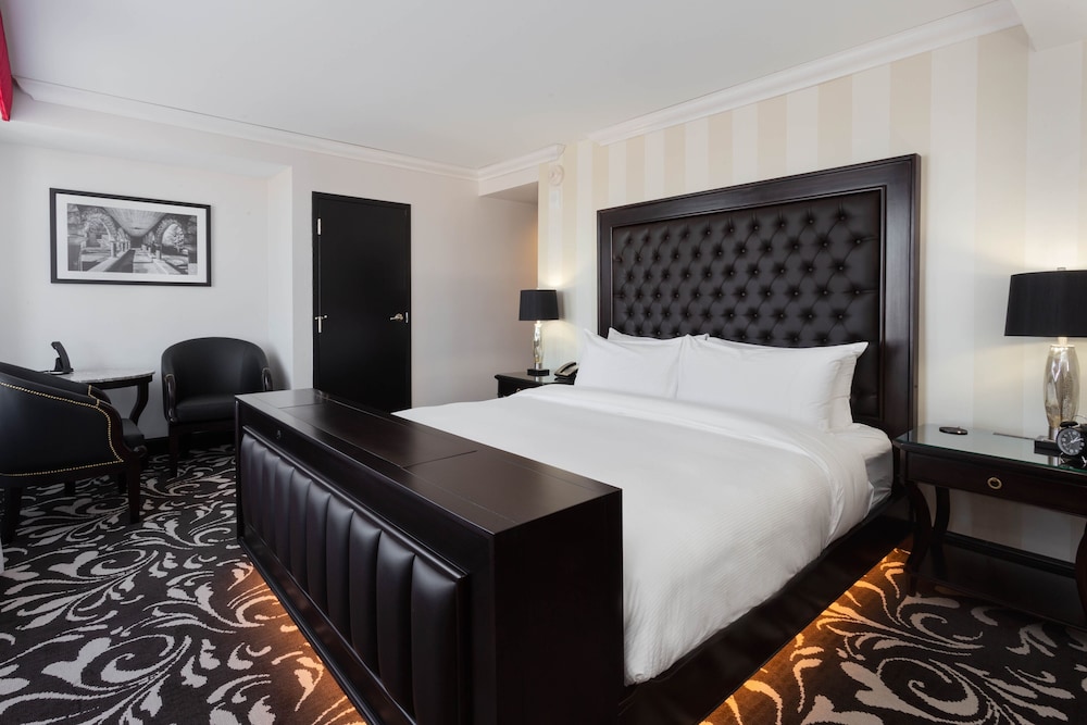 Room, 1 King Bed, Non Smoking (Regal) - Photo 2