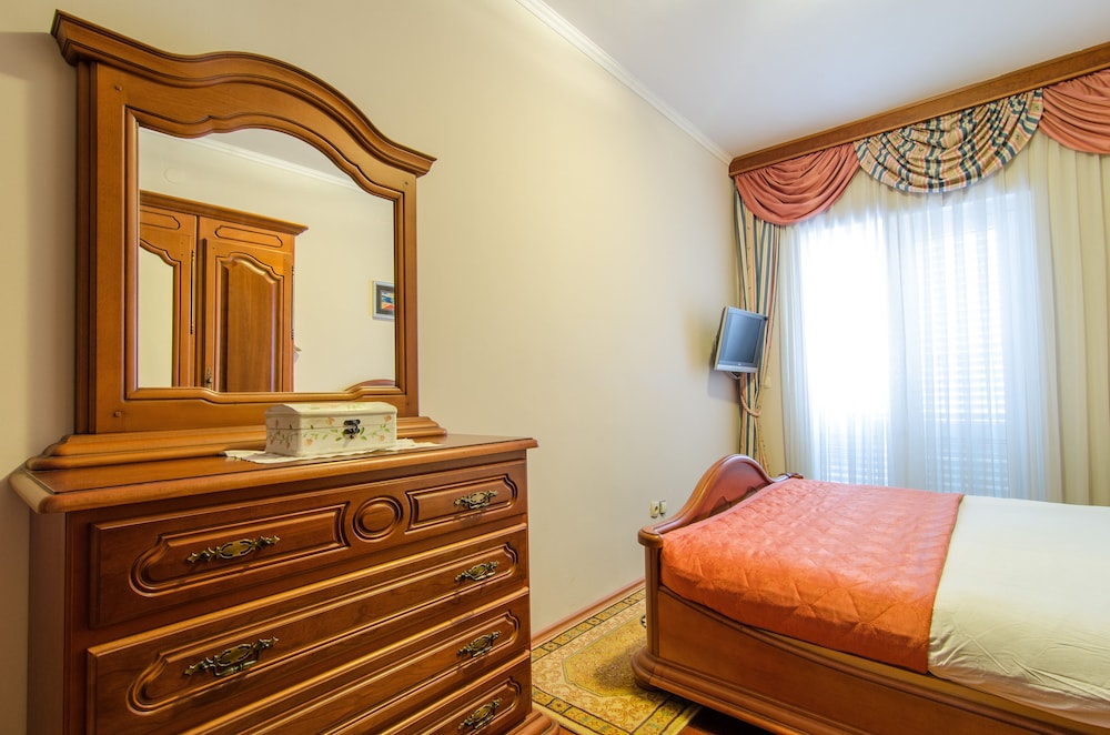 Classic Apartment, 2 Bedrooms, Kitchen thumbnail 5