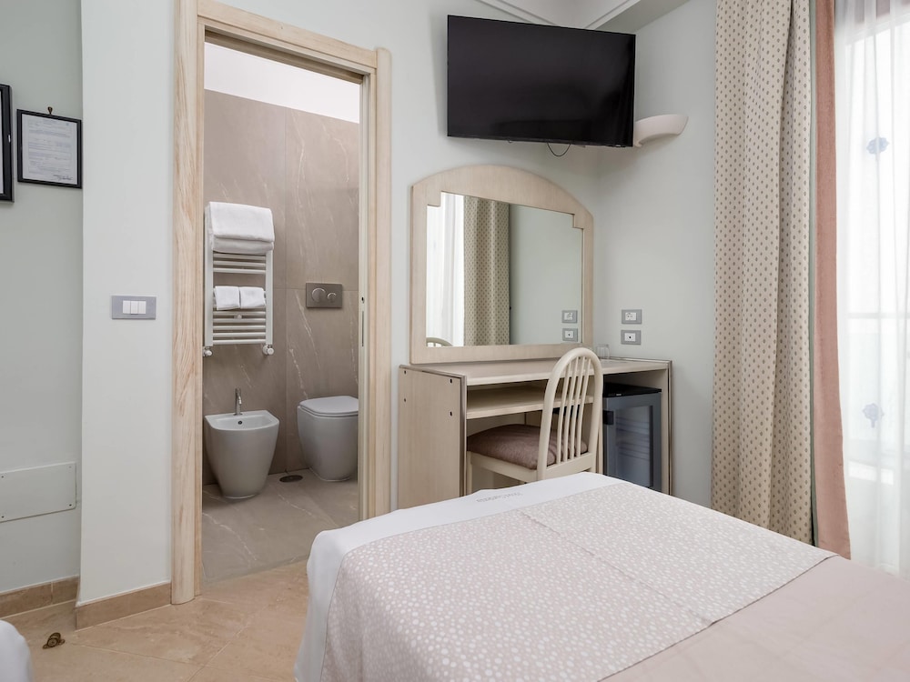 Room, Multiple Beds, Non Smoking - Photo 3