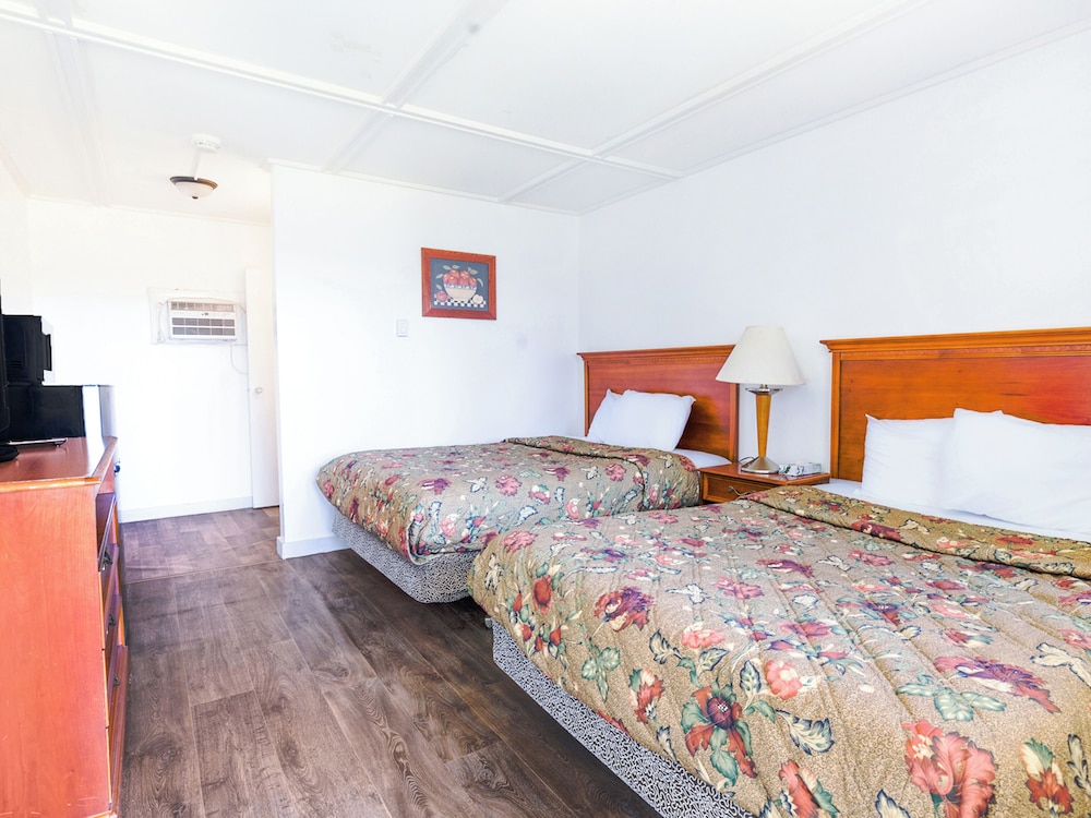 Room, 2 Queen Beds, Non Smoking photo 1