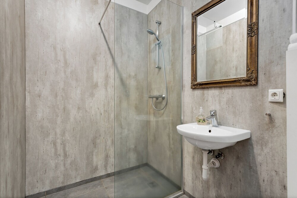 Studio - 5 Adults - Photo 28