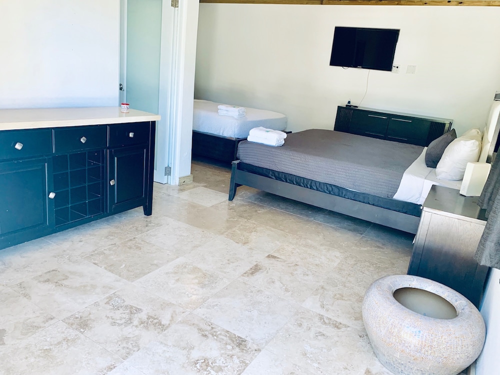 MwPi 104 Independent Pool Out Suite with 2 Queen Size Bed First Floor