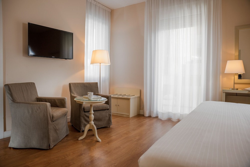 Deluxe Double or Twin Room - Photo 3