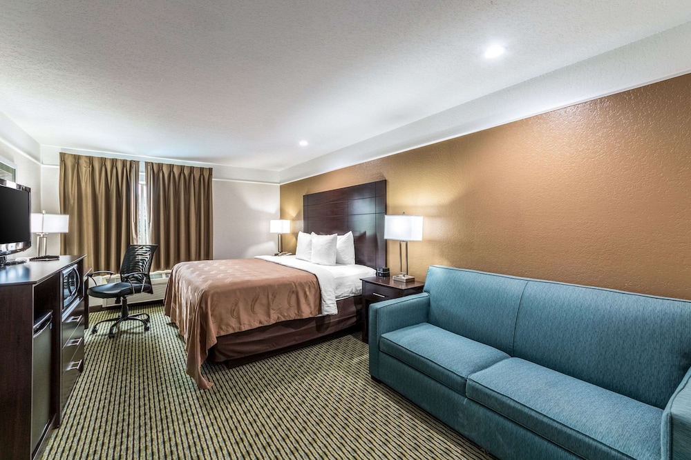 Standard Room, 1 King Bed, Non Smoking - Photo 1