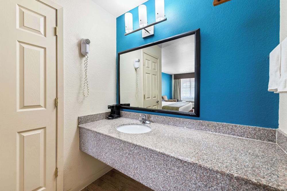 Standard Room, 1 King Bed, Accessible, Bathtub photo 2