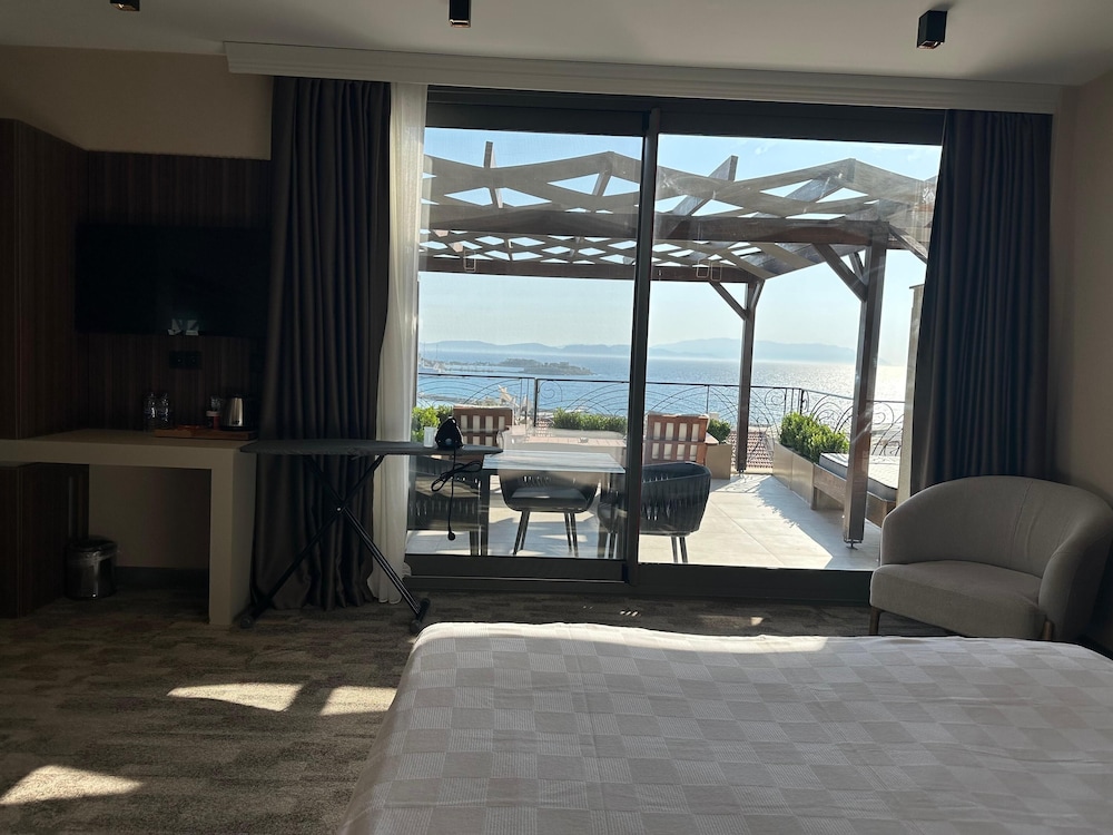 QUEEN SUITE ROOM - Photo 13