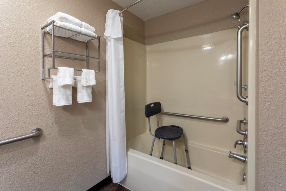 Room, 1 King Bed, Accessible (1st Floor) photo 2