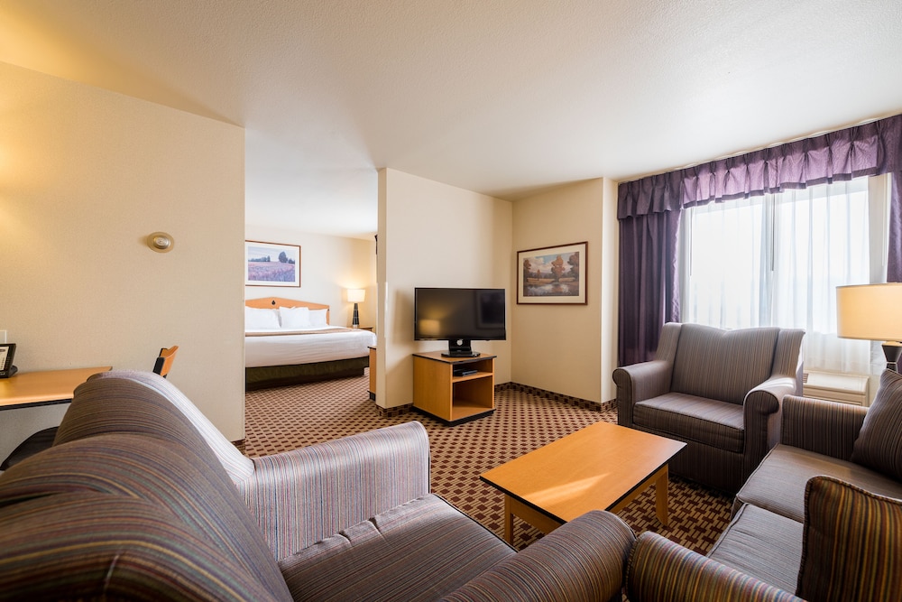 Suite, 1 King Bed, Non Smoking, Jetted Tub - Photo 2
