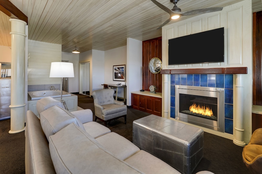 Theme Suite with Whirlpool photo 2