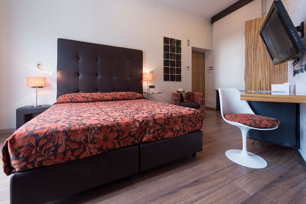 Classic Double Room, Jetted Tub, Partial Sea View - Photo 2