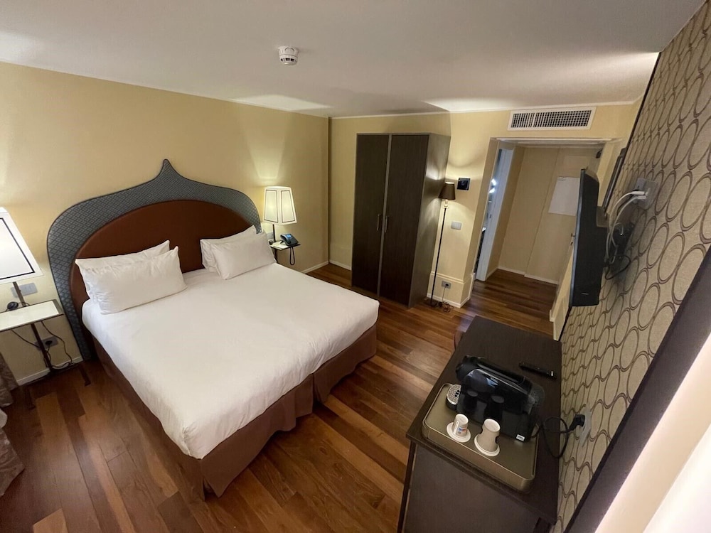 Available room thumbnail 5