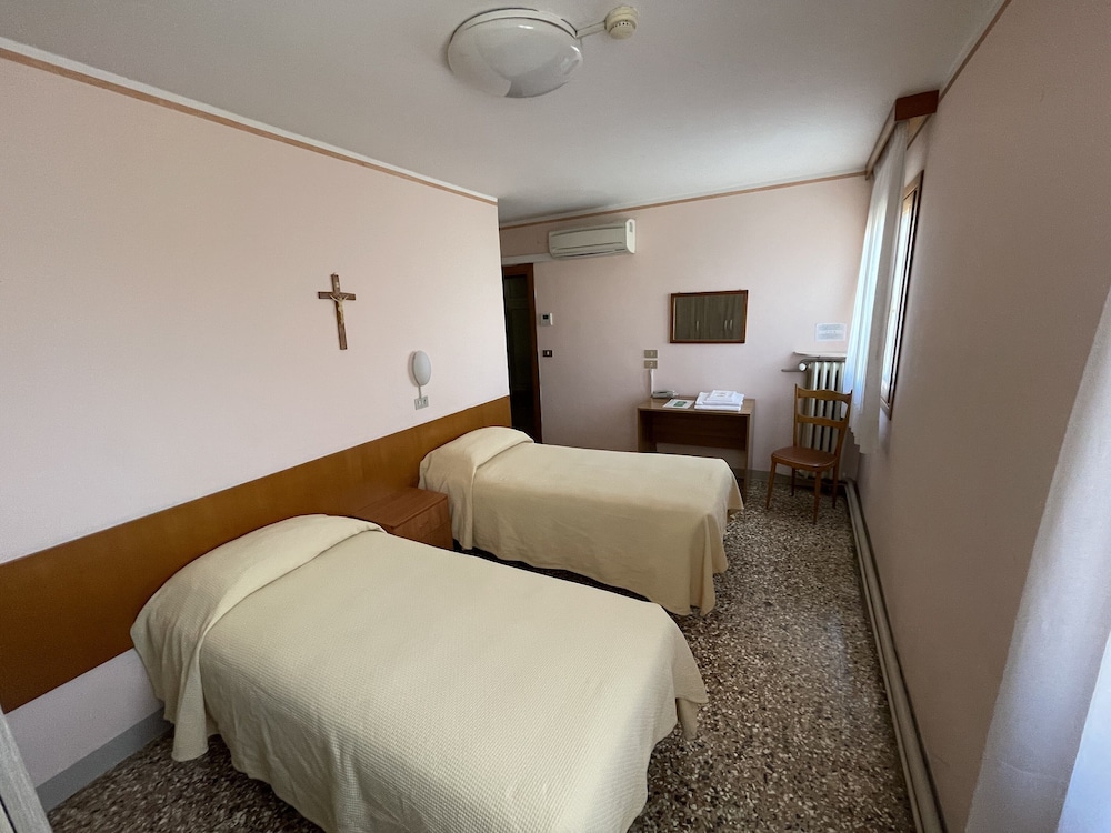 Basic Double Room, Ensuite photo 1