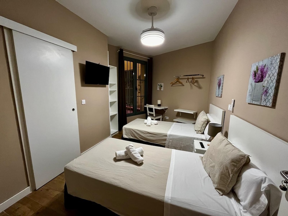 Standard Double Room, 2 Twin Beds, Ensuite photo 3