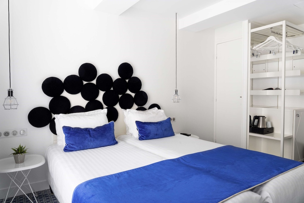Standard Room with Twin Beds, includes soft minibar, courtesy tray, digital press photo 3