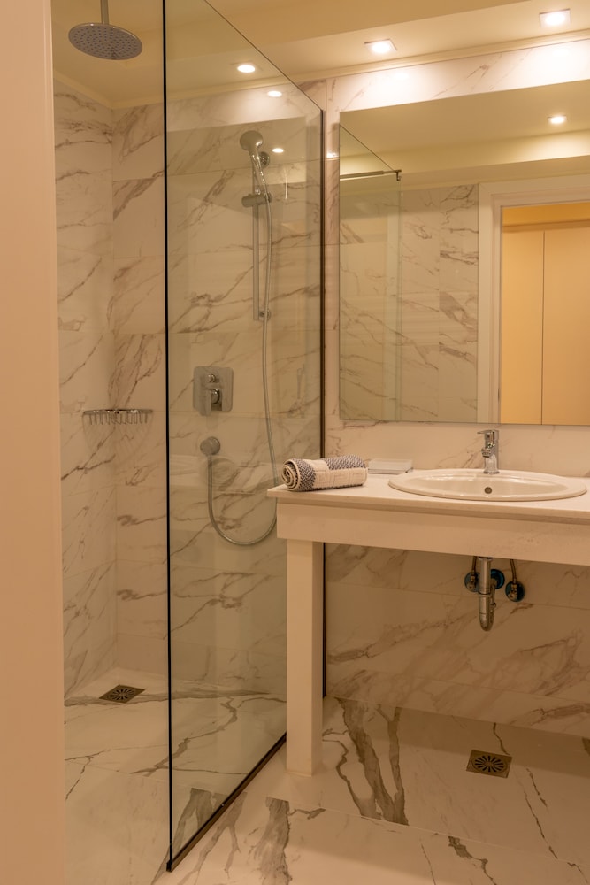 Double Room - Photo 9
