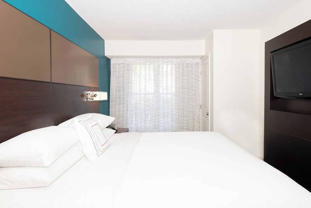 Suite, 2 Bedrooms, Fireplace - Photo 2