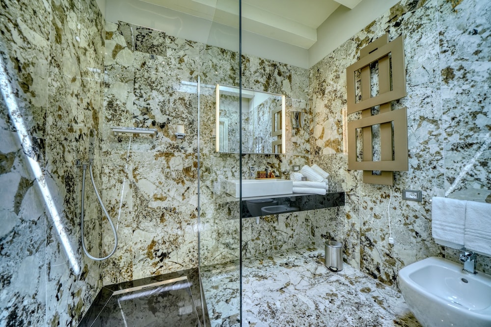 Royal Suite, 1 Bedroom, Hot Tub, Lake View - Photo 15