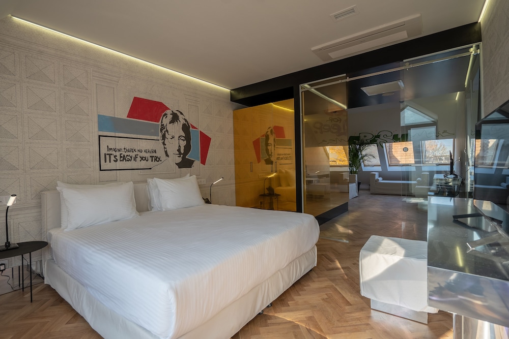 Suite - Photo 1