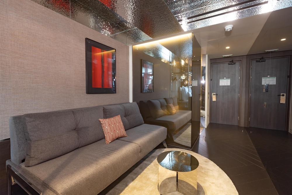 Family Room, 1 King Bed with Sofa bed thumbnail 6