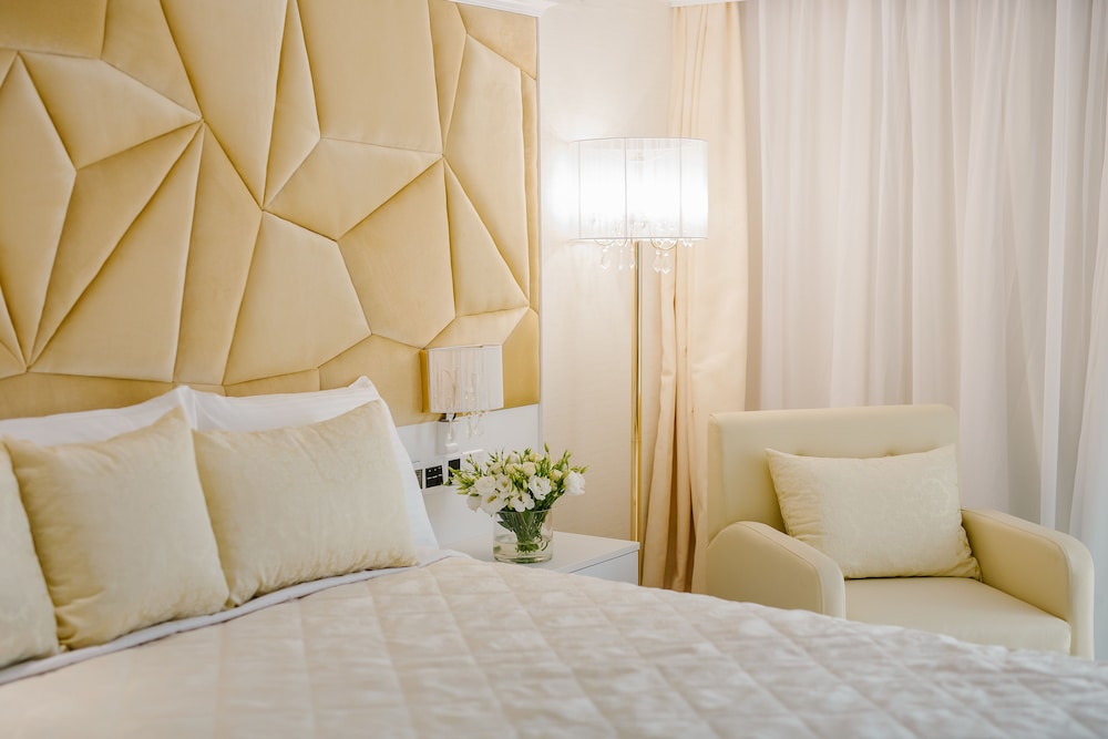 Deluxe Suite, Balcony, City View photo 2