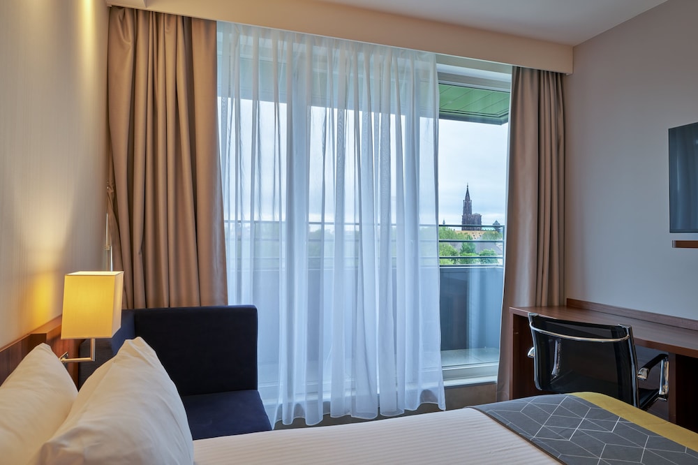 Standard Room, 1 Queen Bed (Canal View, Free Breakfast) thumbnail 6