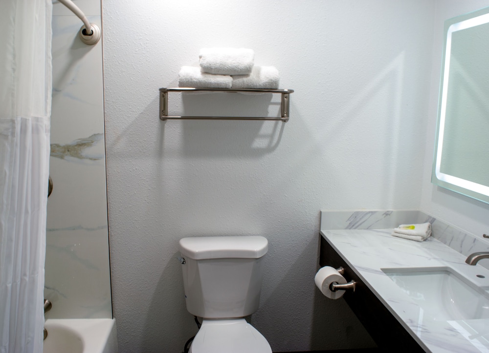 Deluxe Room, 2 Queen Beds, Non Smoking, Refrigerator & Microwave - Photo 7