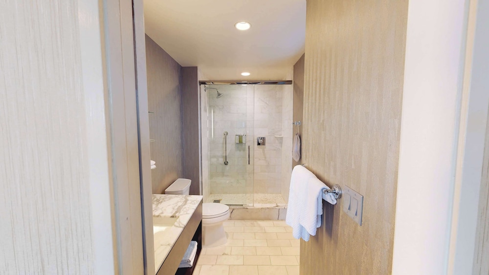 Suite, Multiple Beds thumbnail 6