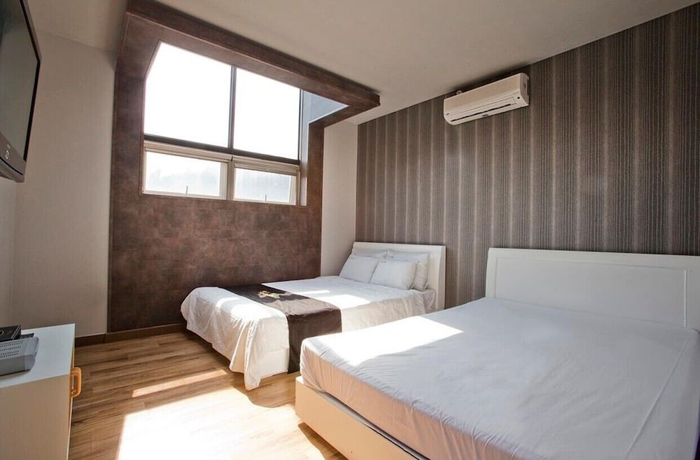 Room (Black) photo 2