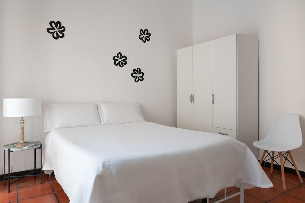 Triple Room, Shared Bathroom (outdoor terrace to Cuesta Gomerez) photo 3