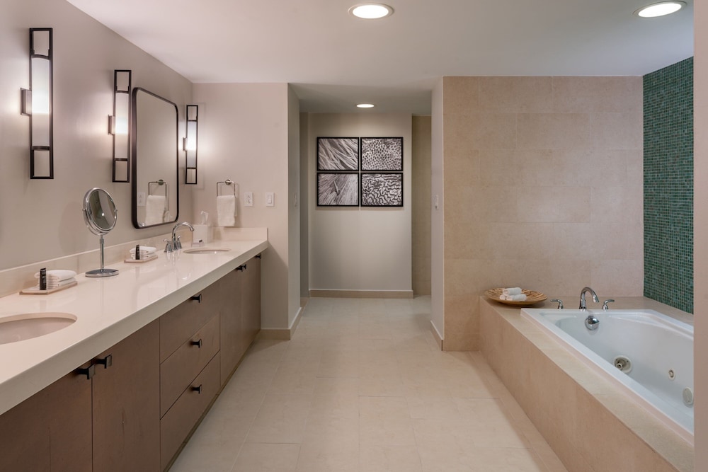 Suite, 1 Bedroom, Bay View - Photo 8