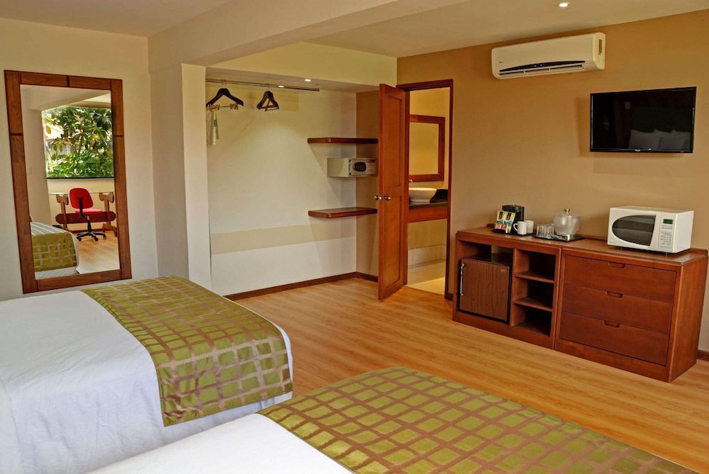 Room, 2 Double Beds, Non Smoking - Photo 6