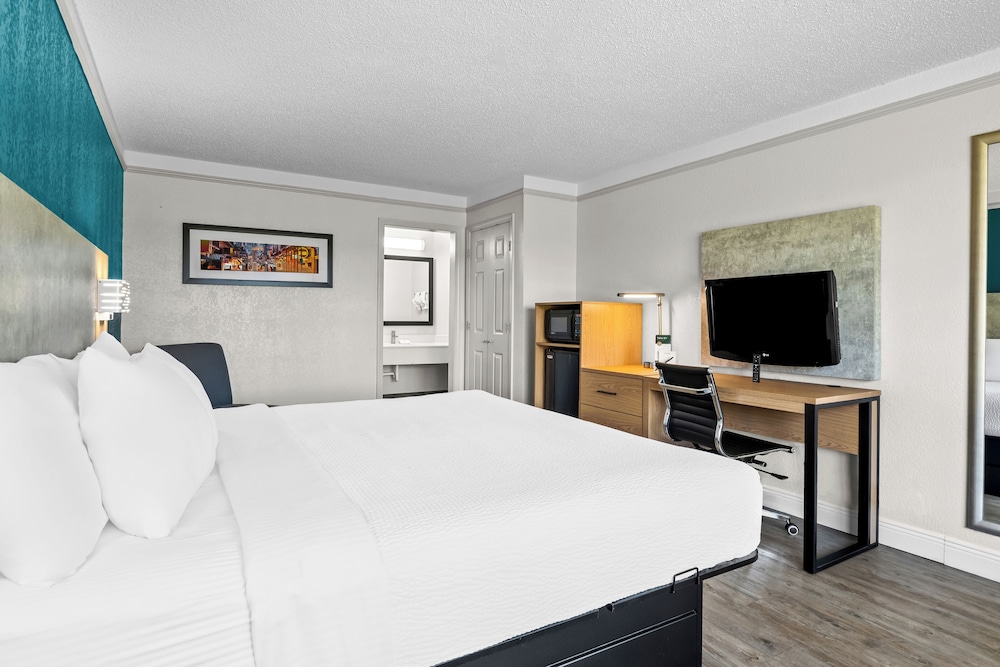 Standard Room, 1 King Bed, Non Smoking - Photo 4