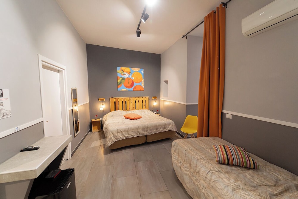 Deluxe Triple Room, City View, Annex Building (Pzz Dante, Vico Carceri S. Felice 13)